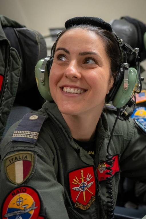 Un tripulante italiano del AWACS de la OTAN realiza una vigilancia aérea durante la Cumbre de la OTAN, 25 de junio de 2025. Foto de OR-6 Andrew Sarver