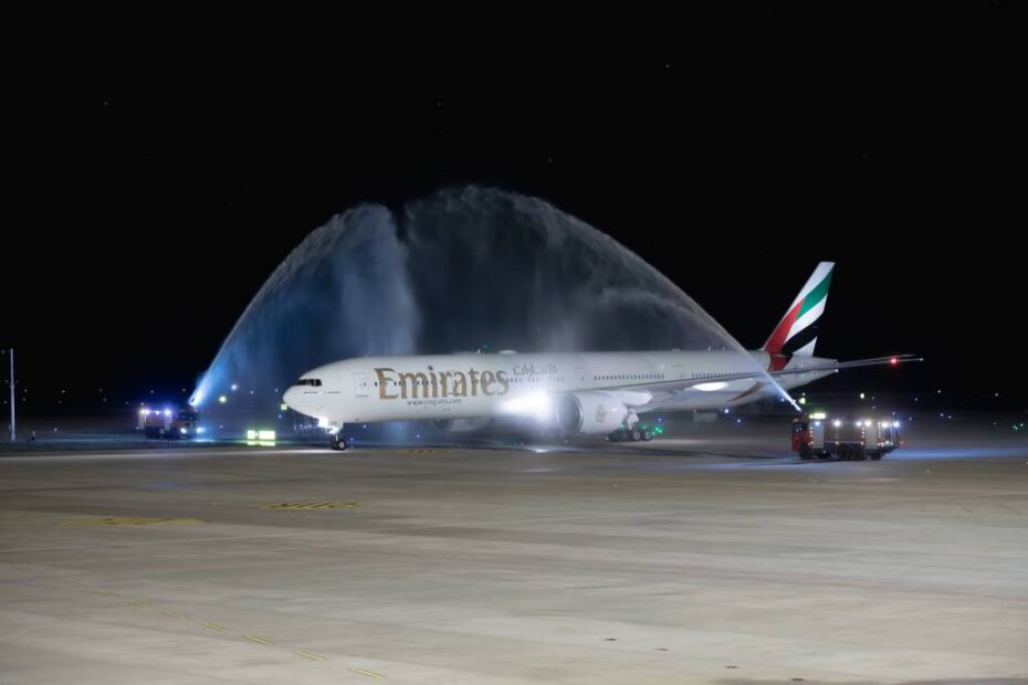 El EK370 llega por primera vez a Siem Reap y recibe una salva de cañones de agua ©Emirates