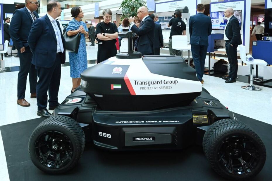 Robot de vigilancia: Robótica autónoma avanzada de Transguard y Emirates Group Security para mejorar la seguridad urbana. ©Emirates