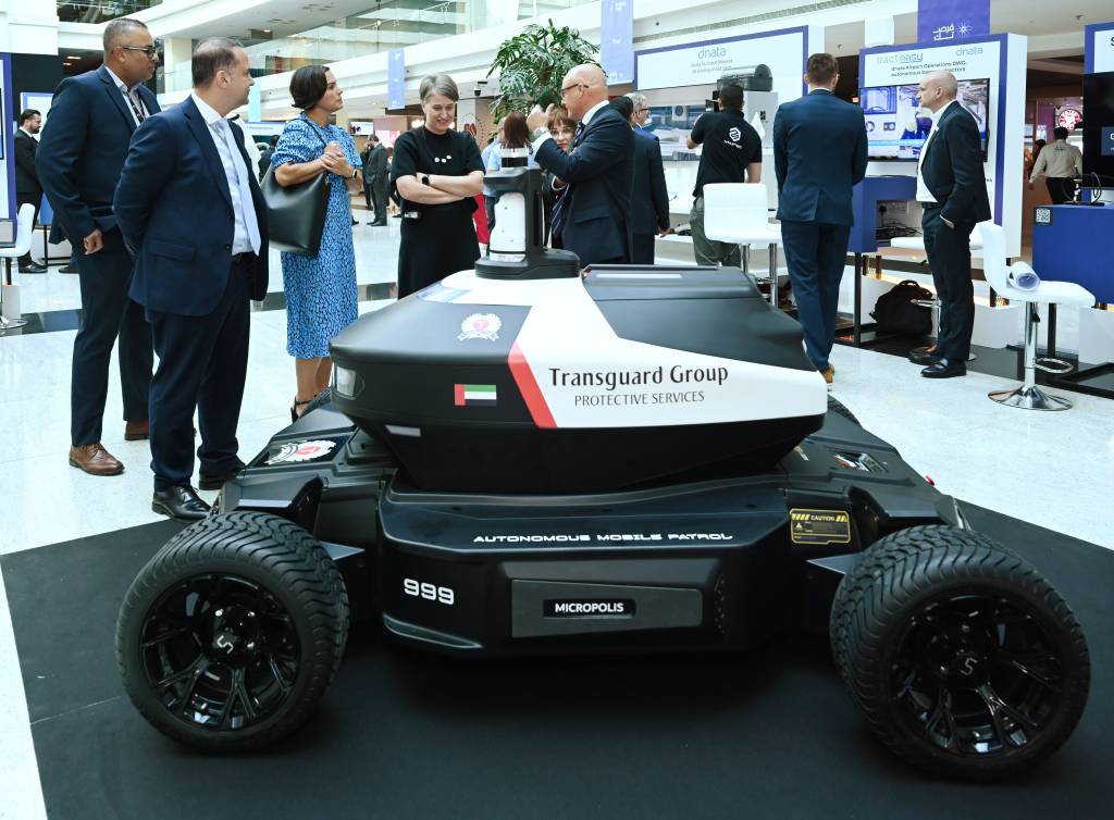 Robot de vigilancia: Robótica autónoma avanzada de Transguard y Emirates Group Security para mejorar la seguridad urbana. ©Emirates