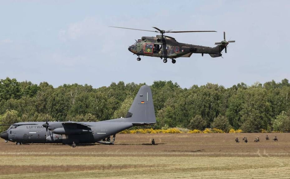 Cooperación multinacional: La tripulación de un avión cisterna KC-130J prepara una operación de reabastecimiento sobre el terreno. Un equipo en un helicóptero Eurocopter AS532 Cougar de las Fuerzas Especiales holandesas proporciona seguridad desde el aire. ©Bundeswehr/Weinrich