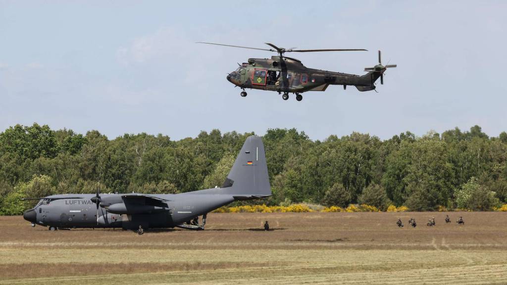 Cooperación multinacional: La tripulación de un avión cisterna KC-130J prepara una operación de reabastecimiento sobre el terreno. Un equipo en un helicóptero Eurocopter AS532 Cougar de las Fuerzas Especiales holandesas proporciona seguridad desde el aire. ©Bundeswehr/Weinrich
