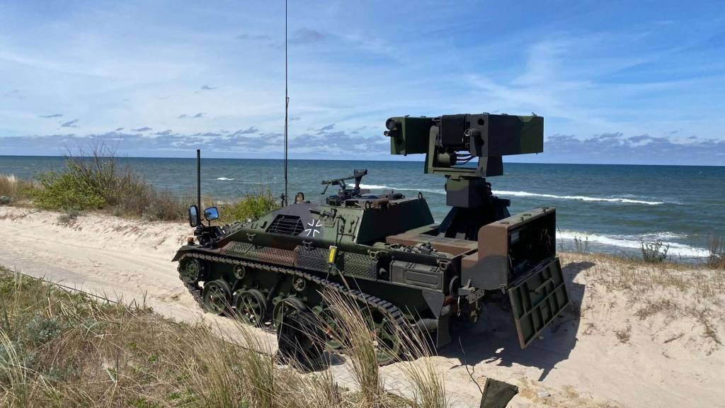 El sistema ligero de defensa antiaérea leFlaSys es muy móvil y flexible. El misil teledirigido Stinger se dispara desde el portaarmas Ozelot (en la imagen) o se lanza desde el hombro desde el Fliegerfaust 2 ©Bundeswehr/FlaRakGrp 61