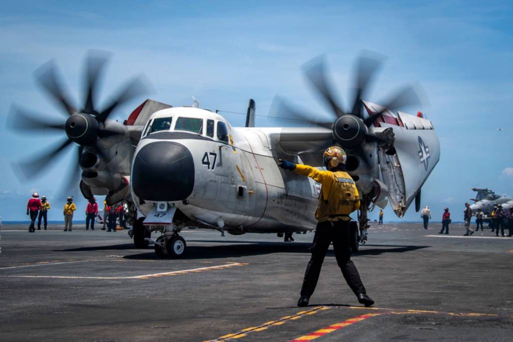 Un marinero dirige un C-2A Greyhound de los «Rawhides» del Escuadrón de Apoyo Logístico de la Flota (VRC) 40 en la cubierta de vuelo del portaaviones USS Nimitz (CVN 68) en el Mar del Sur de China, 6 de junio de 2025. El Nimitz se encuentra en la zona de operaciones de la 7ª Flota de EE.UU., demostrando el compromiso inquebrantable de la Armada de EE.UU. con un Indopacífico libre y abierto. (Foto de la Marina de los EE.UU. por el marinero especialista en comunicación de masas Franklyn M. Guage)