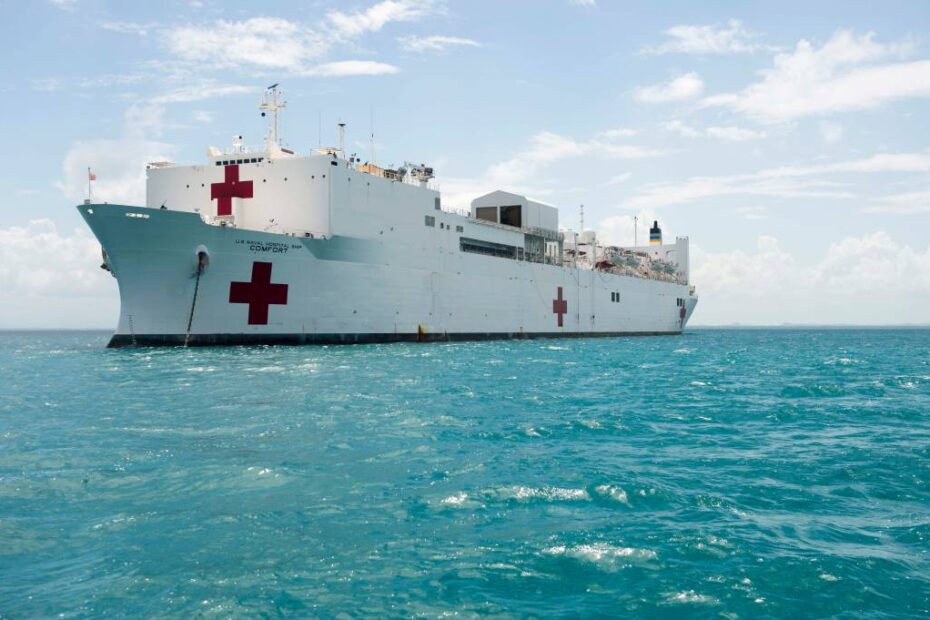 El buque hospital USNS Comfort (T-AH 20) del Mando Militar de Transporte Marítimo anclado durante Promesa Continua 2015. Promesa Continua es un despliegue patrocinado por el Comando Sur de los EE.UU. y dirigido por el Comando Sur de las Fuerzas Navales de los EE.UU. / 4ª Flota de los EE.UU. para llevar a cabo operaciones cívico-militares, incluyendo asistencia humanitaria-civil, intercambios de expertos en la materia, apoyo médico, dental, veterinario y de ingeniería y respuesta a desastres a las naciones asociadas y para mostrar el apoyo y compromiso de EE.UU. con América Central y del Sur y el Caribe. (Foto de la Marina de los EE.UU. por el Especialista en Comunicación de Masas de 1ª Clase Gary Johnson/Released)