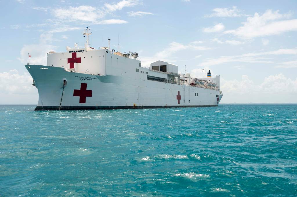 El buque hospital USNS Comfort (T-AH 20) del Mando Militar de Transporte Marítimo anclado durante Promesa Continua 2015. Promesa Continua es un despliegue patrocinado por el Comando Sur de los EE.UU. y dirigido por el Comando Sur de las Fuerzas Navales de los EE.UU. / 4ª Flota de los EE.UU. para llevar a cabo operaciones cívico-militares, incluyendo asistencia humanitaria-civil, intercambios de expertos en la materia, apoyo médico, dental, veterinario y de ingeniería y respuesta a desastres a las naciones asociadas y para mostrar el apoyo y compromiso de EE.UU. con América Central y del Sur y el Caribe. (Foto de la Marina de los EE.UU. por el Especialista en Comunicación de Masas de 1ª Clase Gary Johnson/Released)