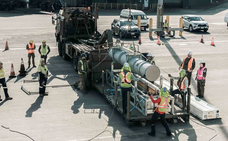 El HMCS Ville de Québec es rearmado por expertos australianos y canadienses en carga de municiones en el puerto de Darwin antes del Talisman Sabre 2025. ©Departamento de Defensa de Australia