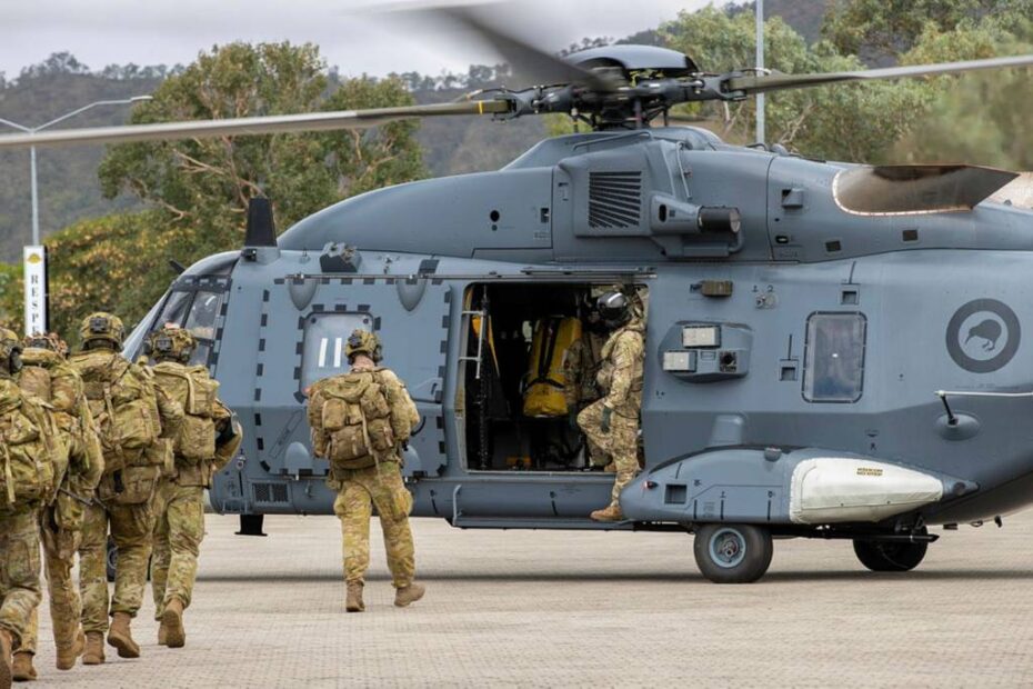 Efectivos del 1er Batallón del Real Regimiento Australiano embarcan en un helicóptero NH90 de la Real Fuerza Aérea de Nueva Zelanda como parte de los preparativos para el ejercicio Talisman Sabre 2025 en el cuartel de Lavarack, Queensland. ©Departamento de Defensa de Australia