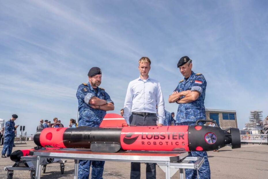 Los comandantes Tas (izquierda) y Hartman (derecha) vieron varios drones en acción. ©Ministerio de Defensa de los Países Bajos