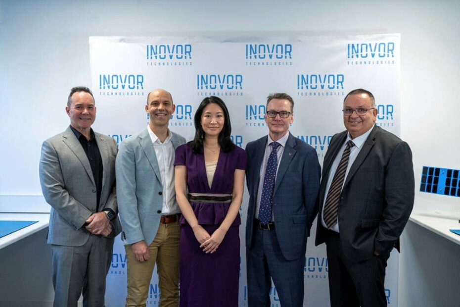 Socios de la industria de defensa y defensa asisten a un acto en Inovor Technologies, en Adelaida, para anunciar un acuerdo de innovación, ciencia y tecnología espaciales con Optus, 14 de julio de 2025. ©Departamento de Defensa de Australia