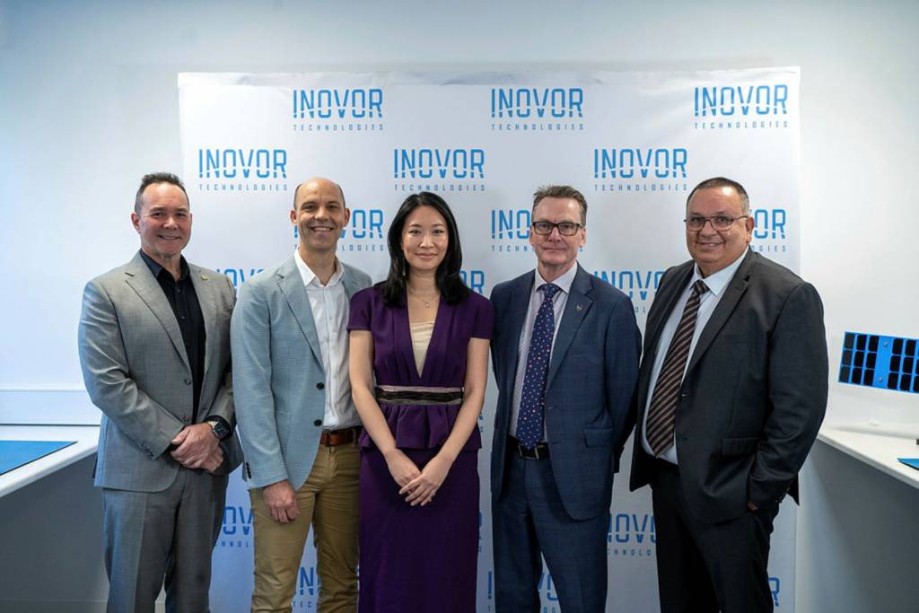 Socios de la industria de defensa y defensa asisten a un acto en Inovor Technologies, en Adelaida, para anunciar un acuerdo de innovación, ciencia y tecnología espaciales con Optus, 14 de julio de 2025. ©Departamento de Defensa de Australia