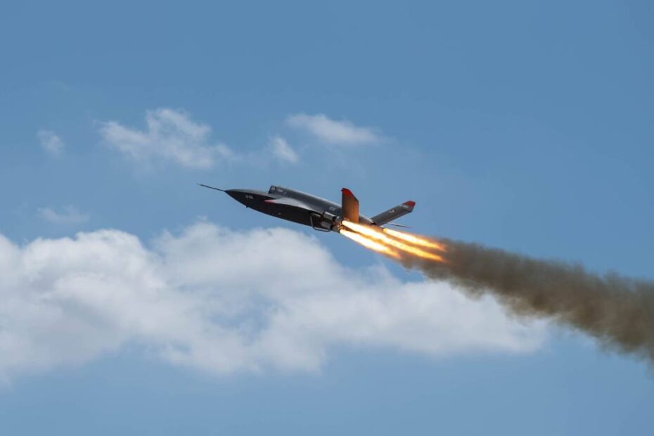 Kratos XQ-58A Valkyrie, un avión de combate colaborativo sin tripulación probado en vuelo, que se equipará con un sistema de misión fabricado por Airbus. Derechos de autor: Kratos 2025.