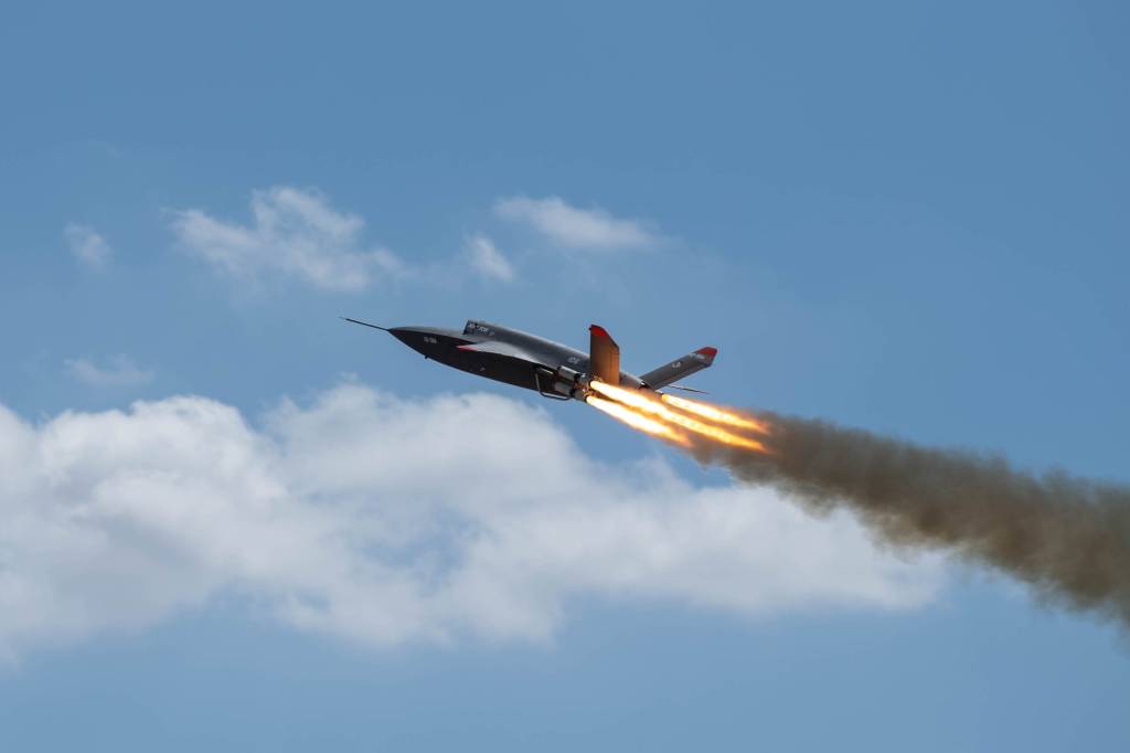 Kratos XQ-58A Valkyrie, un avión de combate colaborativo sin tripulación probado en vuelo, que se equipará con un sistema de misión fabricado por Airbus. Derechos de autor: Kratos 2025.