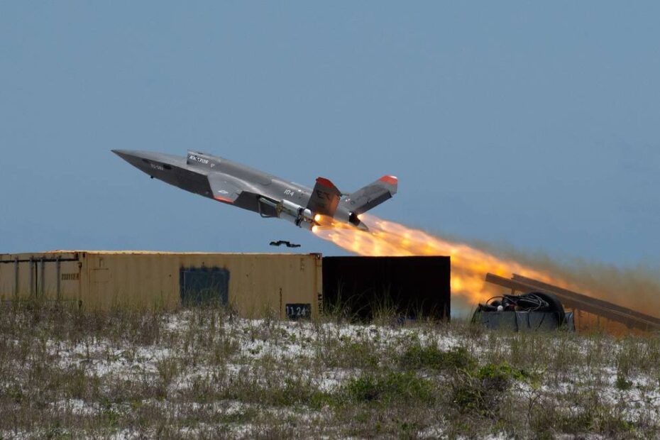 Un XQ-58A Valkyrie de las Fuerzas Aéreas de EE.UU., un vehículo aéreo autónomo táctico no tripulado de bajo coste, despega durante un vuelo de prueba en la base aérea de Eglin, Florida. El vuelo de prueba y los datos recogidos servirán de base para futuras operaciones aéreas y contribuirán a programas autónomos avanzados. (Foto de la Fuerza Aérea de EE.UU. por Ilka Cole)