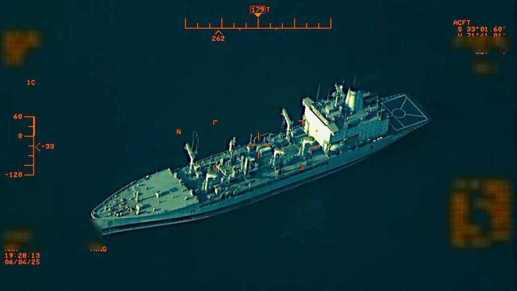 Un U-28A Draco de la 27ª Ala de Operaciones Especiales vigila un ejercicio de entrenamiento de Visita, Abordaje, Búsqueda e Incautación en el que participan Comandos Aéreos, Fuerzas Especiales chilenas, Navy Seals y la Armada chilena en Valparaíso, Chile, el 6 de junio de 2025, como parte del ejercicio SOUTHERN STAR 25. El ejercicio es un ejercicio multinacional de operaciones especiales que tiene lugar en todo Chile del 26 de mayo al 8 de junio. El ejercicio reúne a fuerzas de seis naciones y 10 países observadores para mejorar la interoperabilidad y fortalecer las asociaciones globales de operaciones especiales a través del entrenamiento conjunto desde Antofagasta a Punta Arenas. (Foto de cortesía de la Fuerza Aérea de EE.UU.)