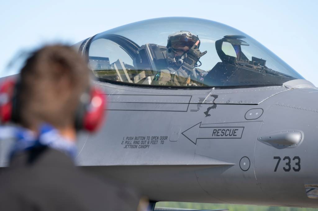 El capitán de la Fuerza Aérea de EE.UU. Joshua Blue, piloto del 36º Escuadrón de Cazas F-16 Fighting Falcon, hace una señal de empuje con la mano al aviador Mason Roberts, jefe de tripulación del 35º Escuadrón de Cazas, antes de partir de la Base Aérea de Eielson, Alaska, el 13 de junio de 2025. Red Flag Alaska sirve como plataforma ideal para el compromiso internacional y el ejercicio tiene una larga historia de inclusión de aliados y socios. (Foto de la Fuerza Aérea de EE.UU. por el Sargento Primero Daniel Brosam)