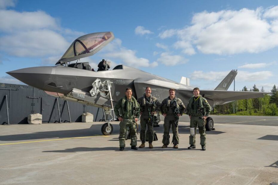El coronel de la Fuerza Aérea finlandesa Saku Joukas, comandante del Ala Aérea de Laponia, el general de brigada de la Fuerza Aérea estadounidense Jack Arthaud, comandante del Ala de Caza 48, el capitán Hunter Robinson, piloto del Escuadrón de Caza 495 F-35A Lightning II, y el teniente coronel de la Fuerza Aérea finlandesa Lasse Louhela, comandante del Escuadrón de Caza 11, posan para una foto durante el ejercicio Atlantic Trident 25 en la base aérea de Rovaniemi, Finlandia, el 16 de junio de 2025. Atlantic Trident 25 permite a EE.UU., Reino Unido, Francia y Finlandia entrenarse en un entorno interoperativo, perfeccionando la integración operativa y garantizando que las fuerzas aliadas puedan asegurar sin fisuras la región euroatlántica. (Foto de la Fuerza Aérea de EE.UU. por el aviador Christopher Campbell)