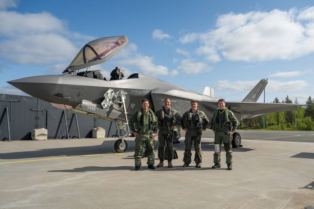 El coronel de la Fuerza Aérea finlandesa Saku Joukas, comandante del Ala Aérea de Laponia, el general de brigada de la Fuerza Aérea estadounidense Jack Arthaud, comandante del Ala de Caza 48, el capitán Hunter Robinson, piloto del Escuadrón de Caza 495 F-35A Lightning II, y el teniente coronel de la Fuerza Aérea finlandesa Lasse Louhela, comandante del Escuadrón de Caza 11, posan para una foto durante el ejercicio Atlantic Trident 25 en la base aérea de Rovaniemi, Finlandia, el 16 de junio de 2025. Atlantic Trident 25 permite a EE.UU., Reino Unido, Francia y Finlandia entrenarse en un entorno interoperativo, perfeccionando la integración operativa y garantizando que las fuerzas aliadas puedan asegurar sin fisuras la región euroatlántica. (Foto de la Fuerza Aérea de EE.UU. por el aviador Christopher Campbell)