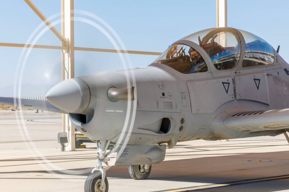 El comandante Mateusz Borek, subdirector del departamento de ciencias del vuelo y piloto jefe de pruebas de A-29 de la Academia de Pilotos de Pruebas de la Fuerza Aérea, se prepara para una salida de entrenamiento en la base Edwards de la Fuerza Aérea, California. La flota de A-29C Super Tucano ha comenzado a integrarse formalmente en el plan de estudios de la escuela. Este nuevo avión proporciona a los estudiantes una plataforma moderna para la instrucción en giros aéreos, sensores y entrenamiento en sistemas de misión, a la vez que proporciona a la escuela un tipo de avión adicional para la recogida de datos durante los proyectos de investigación. (Foto de la Fuerza Aérea por Jennifer Healy)