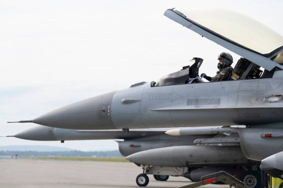 El Capitán Taek Geun Lim de la Fuerza Aérea de la República de Corea, piloto del KF-16 Fighting Falcon, revisa los materiales de referencia de vuelo antes de la partida durante la Red Flag-Alaska 25-2 en la Base Eielson de la Fuerza Aérea, Alaska, 24 de junio de 2025. RF-A refuerza la potencia aérea conjunta mejorando la interoperabilidad y potenciando el trabajo en equipo entre las fuerzas aliadas. (Foto de la Fuerza Aérea de EE.UU. por el Sargento Primero Daniel Brosam)