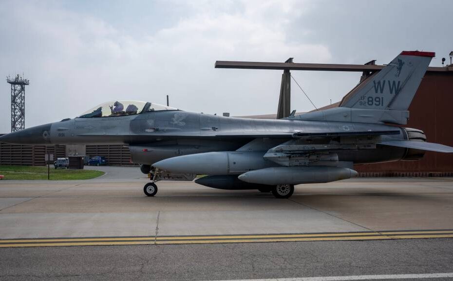 Un F-16 Fighting Falcon de la Fuerza Aérea de EE.UU. en la base aérea de Osan, Corea del Sur, el 26 de junio de 2025. La llegada de los F-16 supuso un importante paso adelante en la modernización de las aeronaves del Ala de Caza 51 y en el fortalecimiento de la preparación para el combate regional de la Fuerza Aérea de los EE.UU. (Foto de la Fuerza Aérea de EE.UU. por la sargento Sarah Williams)