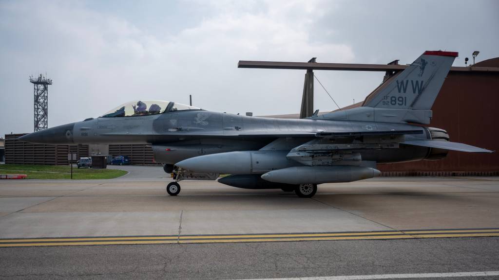 Un F-16 Fighting Falcon de la Fuerza Aérea de EE.UU. en la base aérea de Osan, Corea del Sur, el 26 de junio de 2025. La llegada de los F-16 supuso un importante paso adelante en la modernización de las aeronaves del Ala de Caza 51 y en el fortalecimiento de la preparación para el combate regional de la Fuerza Aérea de los EE.UU. (Foto de la Fuerza Aérea de EE.UU. por la sargento Sarah Williams)