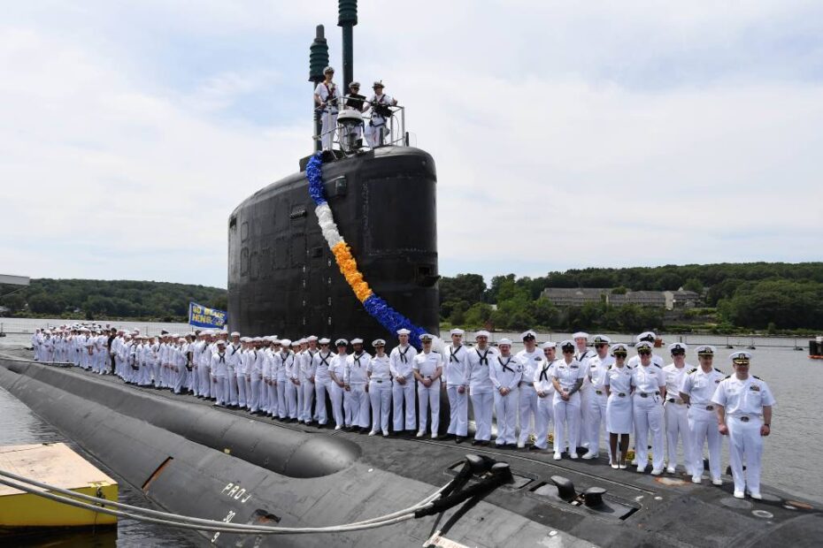 250705-N-ME988-1492 BASE NAVAL DE SUBMARINOS NEW LONDON, Connecticut (5 de julio de 2025) La tripulación del submarino de ataque rápido de clase Virginia USS Delaware (SSN 791) se reúne en la parte superior para una foto de comando mientras el barco regresa a la Base Naval de Submarinos New London, Connecticut, el 5 de julio de 2025, después de un despliegue de seis meses en el área de responsabilidad del Comando Europeo de EE.UU.. El Delaware y su tripulación operan bajo el Escuadrón de Submarinos (SUBRON) 12, cuya misión principal es proporcionar submarinos de ataque rápido que estén listos, preparados y comprometidos para afrontar los desafíos únicos del combate submarino y las operaciones desplegadas en entornos implacables en todo el mundo. (Foto de la Marina de los EE.UU. por el Especialista Jefe en Comunicación de Masas Darren M. Moore)