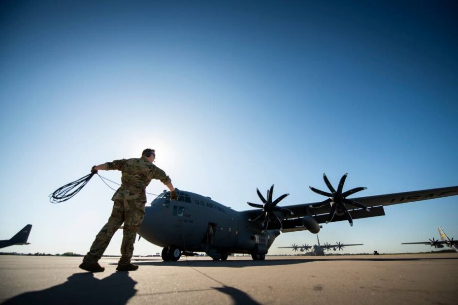 Un encargado de carga asignado a la 153ª Ala de Transporte Aéreo, Guardia Nacional Aérea de Wyoming, observa los procedimientos de arranque del motor en un Hércules C-130H en la Base de la Guardia Nacional Aérea de Wyoming en Cheyenne, Wyoming, el 7 de julio de 2025. La unidad está participando en los ejercicios Mobility Guardian 2025 y Resolute Force Pacific, ambos parte de la serie de ejercicios a nivel de departamento centrados en el Pacífico y de un mes de duración del Departamento de la Fuerza Aérea. El DLE integra múltiples ejercicios principales - Mobility Guardian, REFORPAC, Resolute Space, Emerald Warrior y Bamboo Eagle 25-3 - e incluye la participación de naciones aliadas y asociadas en eventos de componentes con intereses de seguridad compartidos. (Foto de la Guardia Nacional Aérea de EE.UU. por el sargento mayor Jon Alderman)