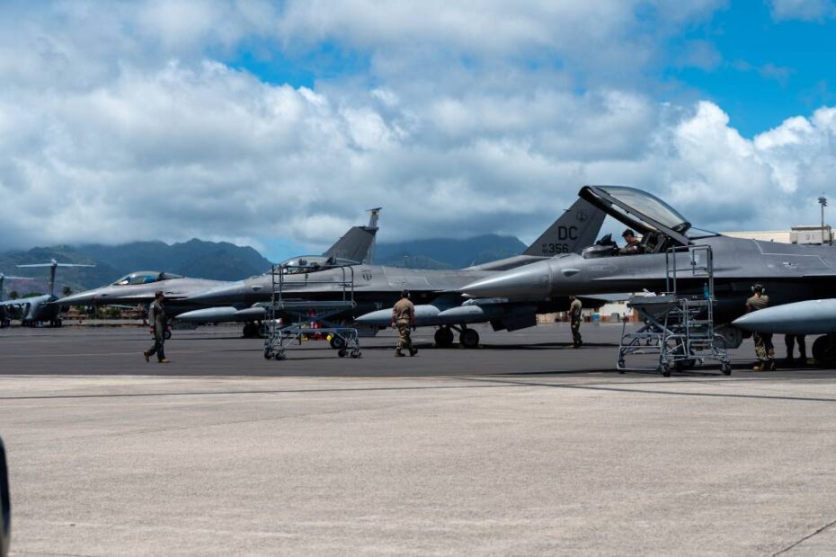 Guardias Nacionales Aéreos de la Fuerza Aérea de EE.UU. del Ala 113 estacionan varios F-16 Fighting Falcons en la Base Conjunta Pearl Harbor-Hickam, Hawái, durante el ejercicio Resolute Force Pacific 2025, 11 de julio de 2025. REFORPAC forma parte de la primera serie de ejercicios a nivel de Departamento de su generación, diseñada para combatir el poder aéreo en la región Indo-Pacífica a velocidad y escala, y llevar a cabo operaciones en un entorno dinámico y disputado. (Foto de la Fuerza Aérea de EE.UU. por el aviador superior Mark Sulaica)