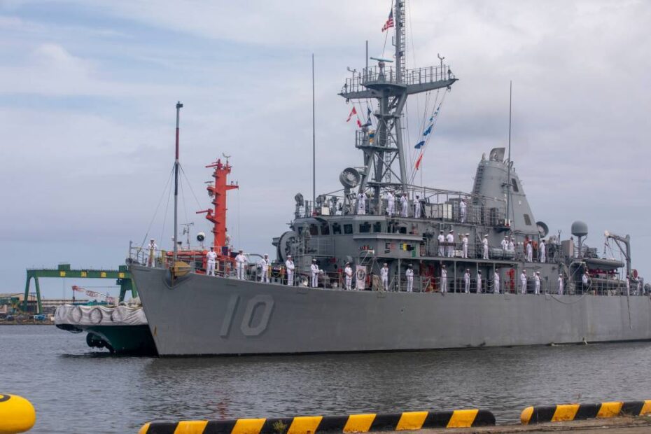 250712-N-CY569-1008 NIIGATA, Japón (12 de julio de 2025) - El buque de contramedidas de minas de clase Avenger USS Warrior (MCM 10) llega a Niigata, Japón para una visita programada al puerto, el 12 de julio de 2025. El Warrior, parte de la Commander Task Force 77 (CTF-77), está operando en el área de operaciones de la 7ª Flota de los Estados Unidos. La 7ª Flota es la mayor flota de la Armada de los EE.UU. desplegada hacia delante y opera e interactúa habitualmente con aliados y socios para preservar una región Indo-Pacífica libre y abierta. (Foto de la Marina de los EE.UU. por el Especialista en Comunicación de Masas de 2ª Clase Anthony Robledo)
