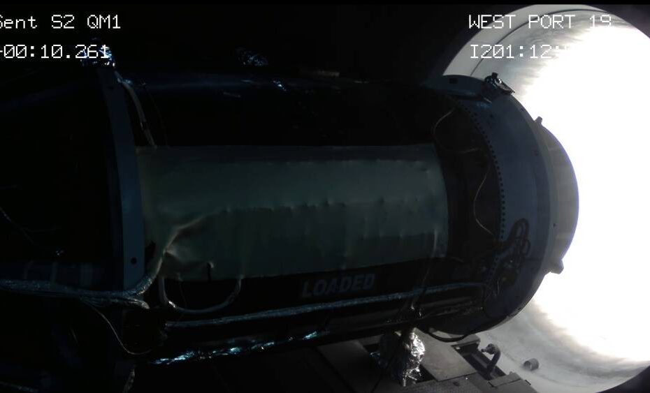 Imagen de una cámara de pruebas tomada durante una prueba de calificación a escala real del motor cohete sólido de la segunda etapa del misil balístico intercontinental LGM-35A Sentinel el 20 de julio de 2025, por el 717º Escuadrón de Pruebas, Complejo de Desarrollo de Ingeniería Arnold, en la Base Aérea Arnold, Tennessee. Llevada a cabo por la Fuerza Aérea de EE.UU. en colaboración con Northrop Grumman, la prueba marca un hito crítico en el esfuerzo en curso para modernizar la disuasión nuclear terrestre de la nación. (Foto de la Fuerza Aérea de EE.UU.)