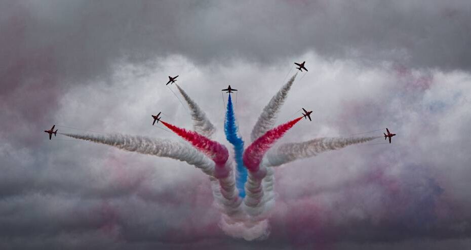El equipo acrobático de la Royal Air Force, los Red Arrows, realizan una demostración acrobática aérea durante el Royal International Air Tattoo en RAF Fairford, Reino Unido, 19 de julio de 2025. Mediante exhibiciones aéreas de gran impacto y la participación multinacional, RIAT pone de relieve el alcance estratégico y la preparación operativa de las fuerzas aéreas aliadas y asociadas. (Fotografía de la Fuerza Aérea de EE.UU. por el aviador de primera clase Cody J. A. Mott)