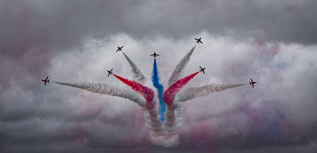 El equipo acrobático de la Royal Air Force, los Red Arrows, realizan una demostración acrobática aérea durante el Royal International Air Tattoo en RAF Fairford, Reino Unido, 19 de julio de 2025. Mediante exhibiciones aéreas de gran impacto y la participación multinacional, RIAT pone de relieve el alcance estratégico y la preparación operativa de las fuerzas aéreas aliadas y asociadas. (Fotografía de la Fuerza Aérea de EE.UU. por el aviador de primera clase Cody J. A. Mott)