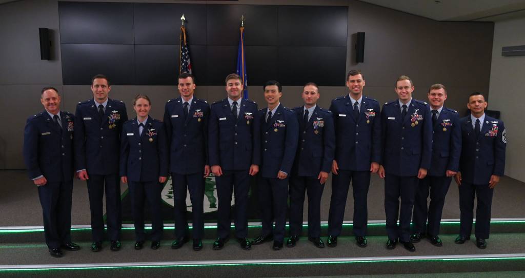 Un grupo de galardonados del 510º Escuadrón de Caza posa para una foto en la Base Aérea de Aviano, Italia, el 4 de junio de 2025. Entre los galardonados hay dos condecorados con la Cruz de Vuelo Distinguido y nueve condecorados con la Medalla Aérea de Evento Único, todos ellos reconocidos por sus logros en el despliegue, que incluyen casi 9.000 horas de vuelo y 1.400 salidas. (Foto de la Fuerza Aérea de EE.UU. por el sargento Noah Sudolcan)