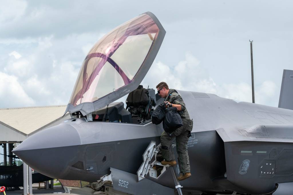 El capitán Tyler Rico, de la Fuerza Aérea de los Estados Unidos, piloto del F-35A Lightning II del 421.º Elemento de Generación de Misiones, sube a la cabina de su avión durante el ejercicio Cope Thunder 25-2 en la pista de vuelo de la base aérea de Clark, Filipinas, el 7 de julio de 2025. El ejercicio permite a los aviadores entrenarse junto a sus homólogos de la Fuerza Aérea Filipina, lo que demuestra la visión compartida de mantener la seguridad, la estabilidad, la prosperidad y la paz en toda la región Indo-Pacífico. (Fotografía de la Fuerza Aérea de los Estados Unidos realizada por el aviador de primera clase Aden Brown). Traducción realizada con la versión gratuita del traductor DeepL.com