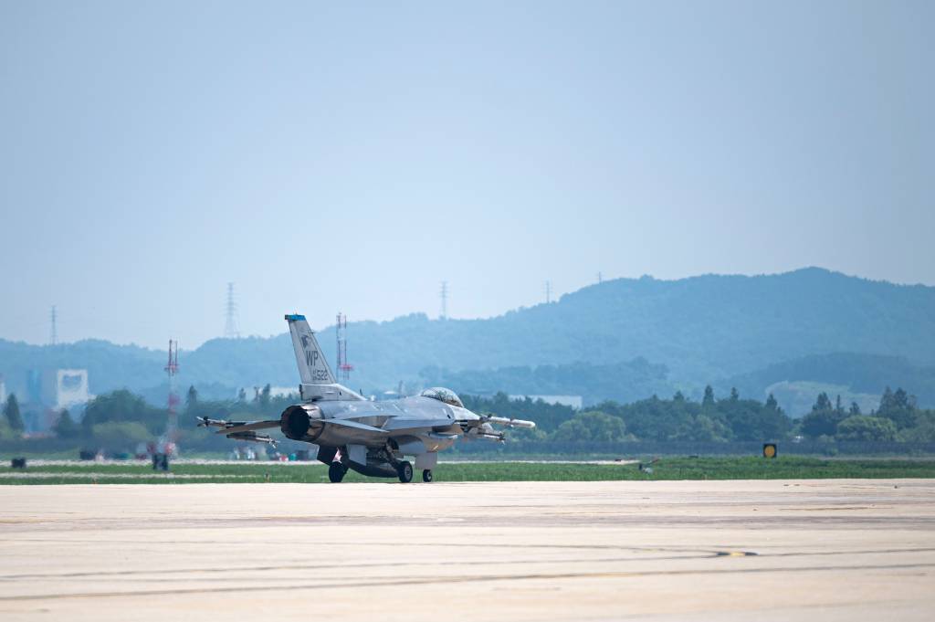 Un F-16 Fighting Falcon de la Fuerza Aérea de EE.UU. aterriza en la Base Aérea de Osan, Corea del Sur, el 28 de julio de 2025, durante un traslado estratégico desde la Base Aérea de Kunsan, Corea del Sur. El traslado marca un hito importante en la preparación de la Fase II de la prueba del Superescuadrón, un esfuerzo de optimización de fuerzas para evaluar la eficiencia de escuadrones de cazas más grandes y consolidados. (Foto de la Fuerza Aérea de EE.UU. por el aviador Tallon Bratton)
