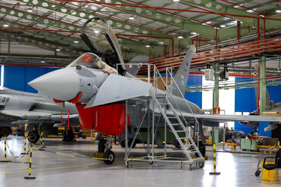 Visita la base aérea de Los Llanos en Albacete y mantiene un encuentro con efectivos del Ala 14. Foto: Rubén Somonte/MDE