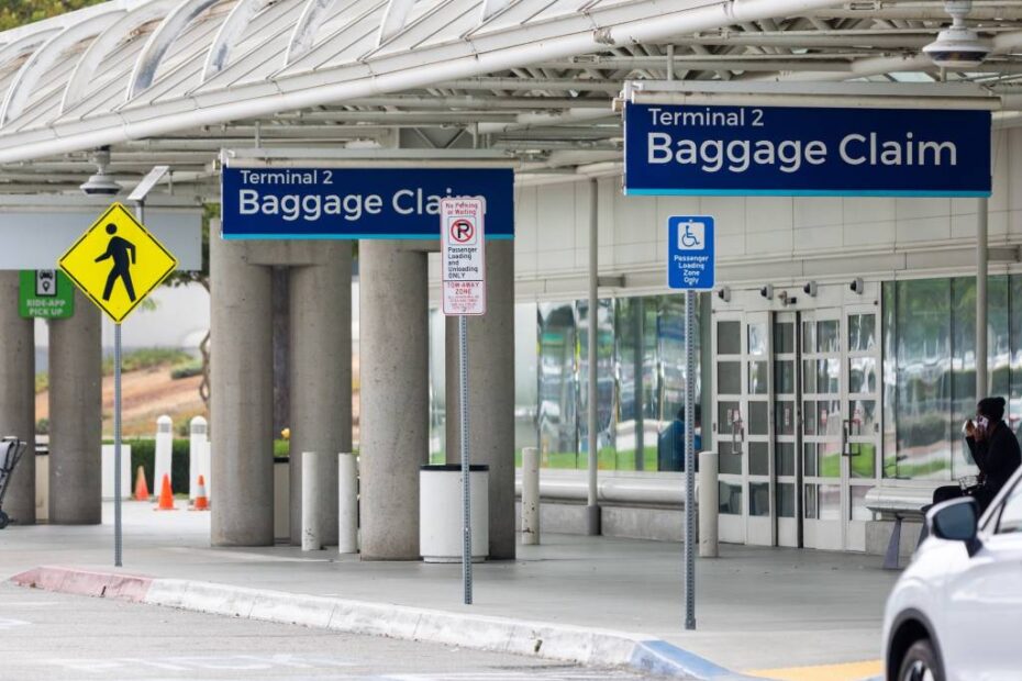 Los cortes de acera, la señalización audaz y el aparcamiento designado forman parte del compromiso de ONT de servir a todos los viajeros con dignidad y cuidado. Aeropuerto Internacional de Ontario