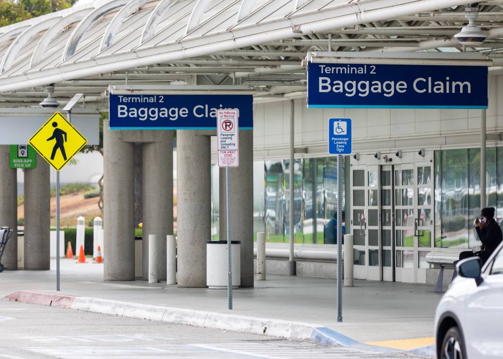 Los cortes de acera, la señalización audaz y el aparcamiento designado forman parte del compromiso de ONT de servir a todos los viajeros con dignidad y cuidado. Aeropuerto Internacional de Ontario