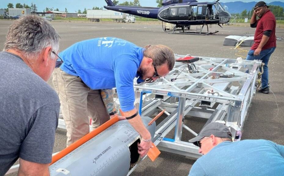 Ingenieros guían el misil de prueba CMMT-D hacia una célula Rapid Dragon en una línea de vuelo de Oregón-CMMT se ha diseñado desde cero como un vehículo aéreo de bajo coste y producible. ©Lockheed Martin