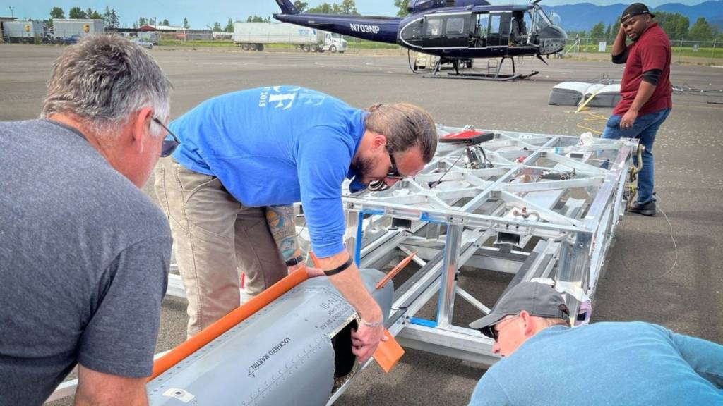 Ingenieros guían el misil de prueba CMMT-D hacia una célula Rapid Dragon en una línea de vuelo de Oregón-CMMT se ha diseñado desde cero como un vehículo aéreo de bajo coste y producible. ©Lockheed Martin