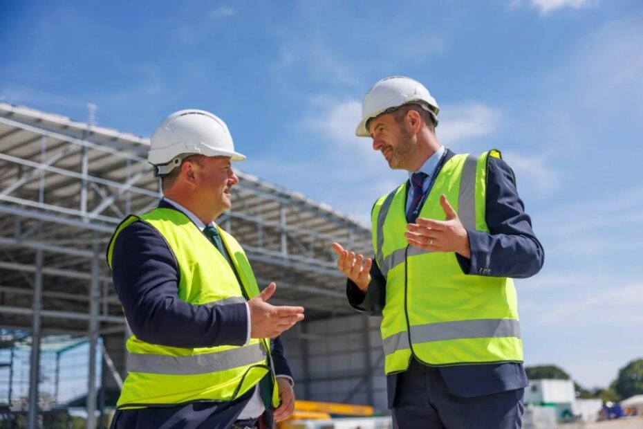 Peter Fortune, Miembro del Parlamento por Bromley y Biggin Hill, y Sander Podgoric, Director General del Centro de Servicio de Bombardier en Londres Biggin Hill, recorren las instalaciones durante una visita en la que se destacan los progresos de la nueva instalación de pintura. ©Bombardier