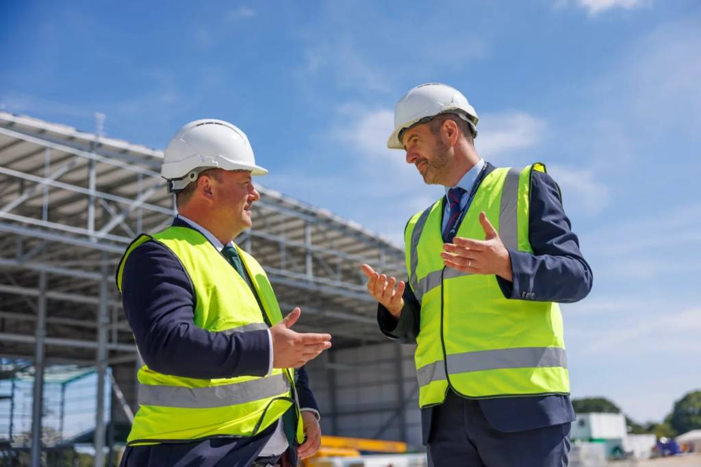 Peter Fortune, Miembro del Parlamento por Bromley y Biggin Hill, y Sander Podgoric, Director General del Centro de Servicio de Bombardier en Londres Biggin Hill, recorren las instalaciones durante una visita en la que se destacan los progresos de la nueva instalación de pintura. ©Bombardier