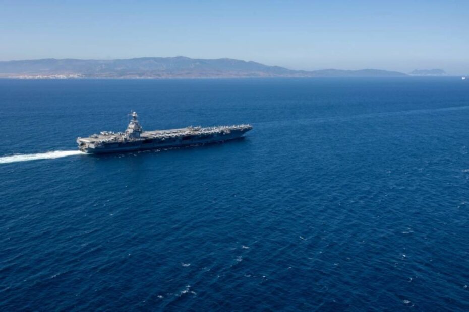 El mayor portaaviones del mundo, el USS Gerald R. Ford (CVN 78), atraviesa el Estrecho de Gibraltar. El Gerald R. Ford, primer portaaviones de su clase y buque insignia del Carrier Strike Group Twelve, se encuentra en un despliegue programado en el área de operaciones de la 6ª Flota de los EE.UU. para apoyar la eficacia, letalidad y preparación de las Fuerzas Navales de los EE.UU. en Europa-África, y defender los intereses de los EE.UU., los aliados y sus socios en la región. (Foto de la Marina de los EE.UU. por el Especialista en Comunicación de Masas de 2ª Clase Jacob Mattingly)