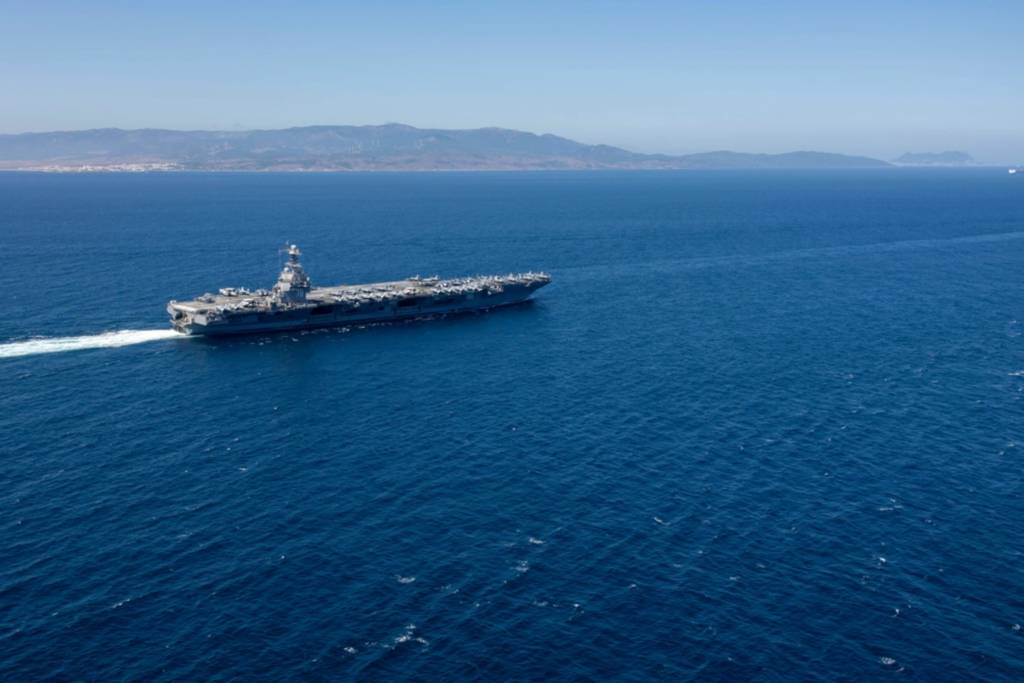 El mayor portaaviones del mundo, el USS Gerald R. Ford (CVN 78), atraviesa el Estrecho de Gibraltar. El Gerald R. Ford, primer portaaviones de su clase y buque insignia del Carrier Strike Group Twelve, se encuentra en un despliegue programado en el área de operaciones de la 6ª Flota de los EE.UU. para apoyar la eficacia, letalidad y preparación de las Fuerzas Navales de los EE.UU. en Europa-África, y defender los intereses de los EE.UU., los aliados y sus socios en la región. (Foto de la Marina de los EE.UU. por el Especialista en Comunicación de Masas de 2ª Clase Jacob Mattingly)