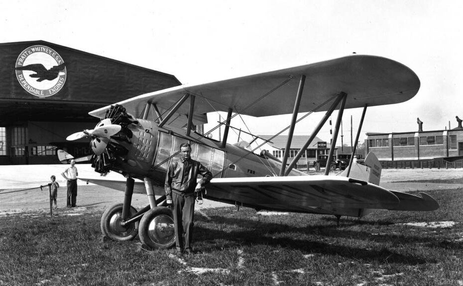 El fundador de Pratt & Whitney, Frederick B. Rentschler, delante de su Vought O2U Corsair con motor Wasp. Imagen: RTX