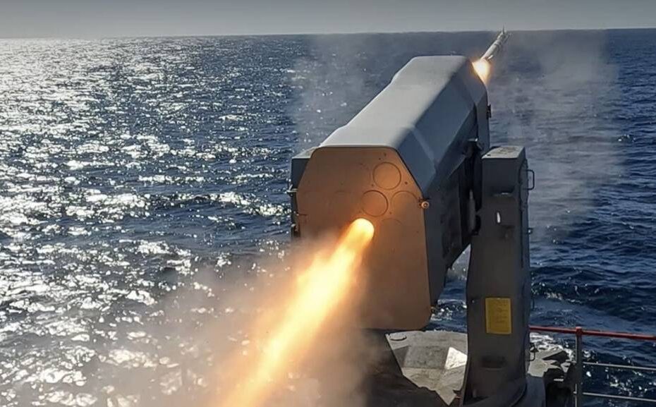 En la actualidad, la RAM está desplegada en más de 165 buques de 11 países, desde lanchas patrulleras rápidas hasta portaaviones, y se está instalando en varias clases de buques nuevos de la Marina estadounidense. (Foto de la Marina de los EE.UU. por el comandante Gabriel Burgi)