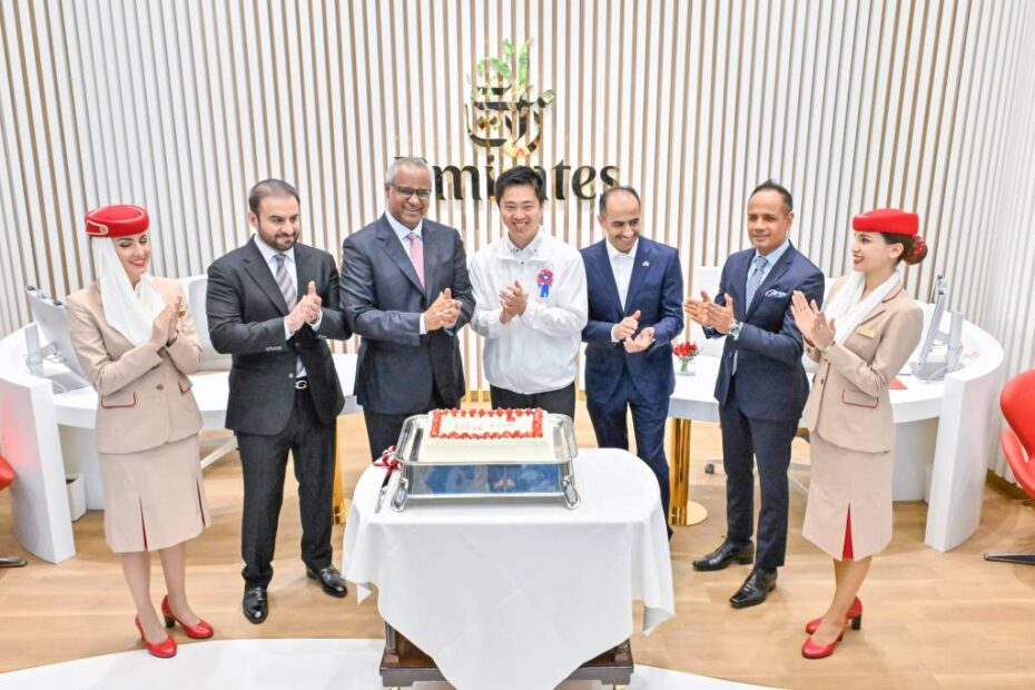 Nabil Sultan, Vicepresidente Ejecutivo de Ventas de Pasajeros y Gestión de Países de Emirates, dirigió la ceremonia de inauguración, en presencia de Hirofumi Yoshimura, Gobernador de la Prefectura de Osaka, y de S.E. Shihab Alfaheem, Embajador Extraordinario y Plenipotenciario de los Emiratos Árabes Unidos en Japón. ©Emirates