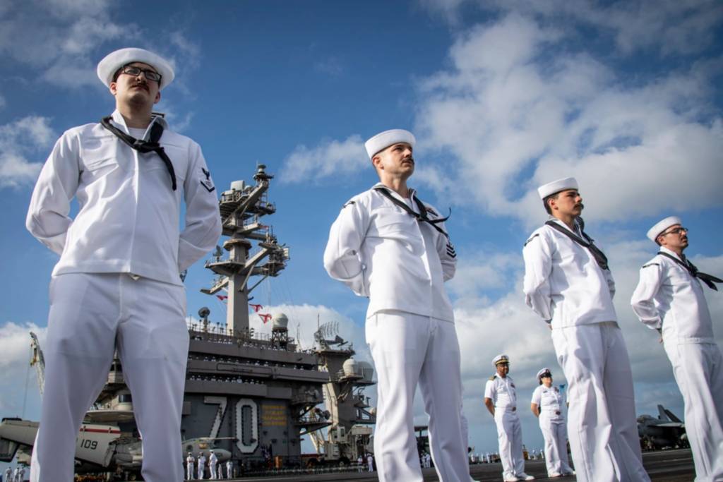 Los marineros se colocan en los pasillos mientras el portaaviones clase Nimitz USS Carl Vinson (CVN 70) llega a Pearl Harbor, Hawái, para una visita programada al puerto, el 30 de julio de 2025. El Vinson, buque insignia del Grupo de Ataque de Portaaviones ONE, se encuentra realizando operaciones rutinarias en la zona de operaciones de la Tercera Flota de los Estados Unidos. (Fotografía de la Marina de los Estados Unidos tomada por la marinera aprendiz especialista en comunicación masiva Denise Leiva).