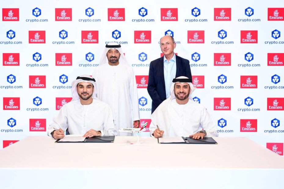 El MoU fue firmado en presencia de Su Alteza el Jeque Ahmed bin Saeed Al Maktoum, Presidente y Consejero Delegado de Emirates Airline & Group y Michael Doersam, Director Financiero y de Servicios del Grupo de Emirates, por Adnan Kazim, Vicepresidente y Director Comercial de Emirates, y Mohammed Al Hakim, Presidente de las operaciones de Crypto.com en EAU. ©Emirates